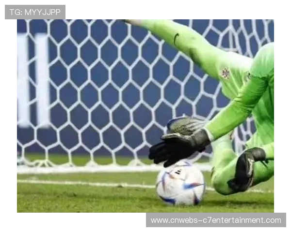 巴黎少打一人后低位防守奏效，门德斯头球绝杀